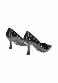 Tacchi alti in vernice nera con punte appuntite, caratterizzati da decorazioni in grommet argento lungo i lati e un tacco dalla forma unica.