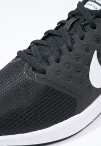 Nike Performance DOWNSHIFTER 7 - Katujuoksukengät - black/white/anthracite