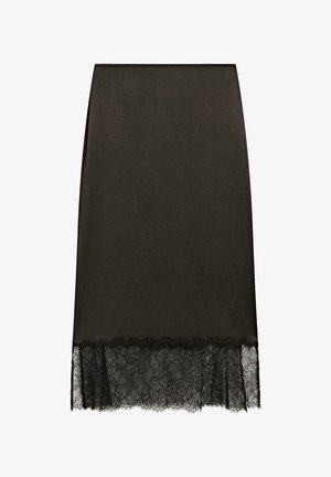 Zwarte kokerrok van gladde stof met kantafwerking aan de zoom, voorzien van een geschulpte rand voor extra detail.