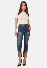 Apart MIT KRISTALLSTEINEN - Vaqueros slim fit - mittelblau