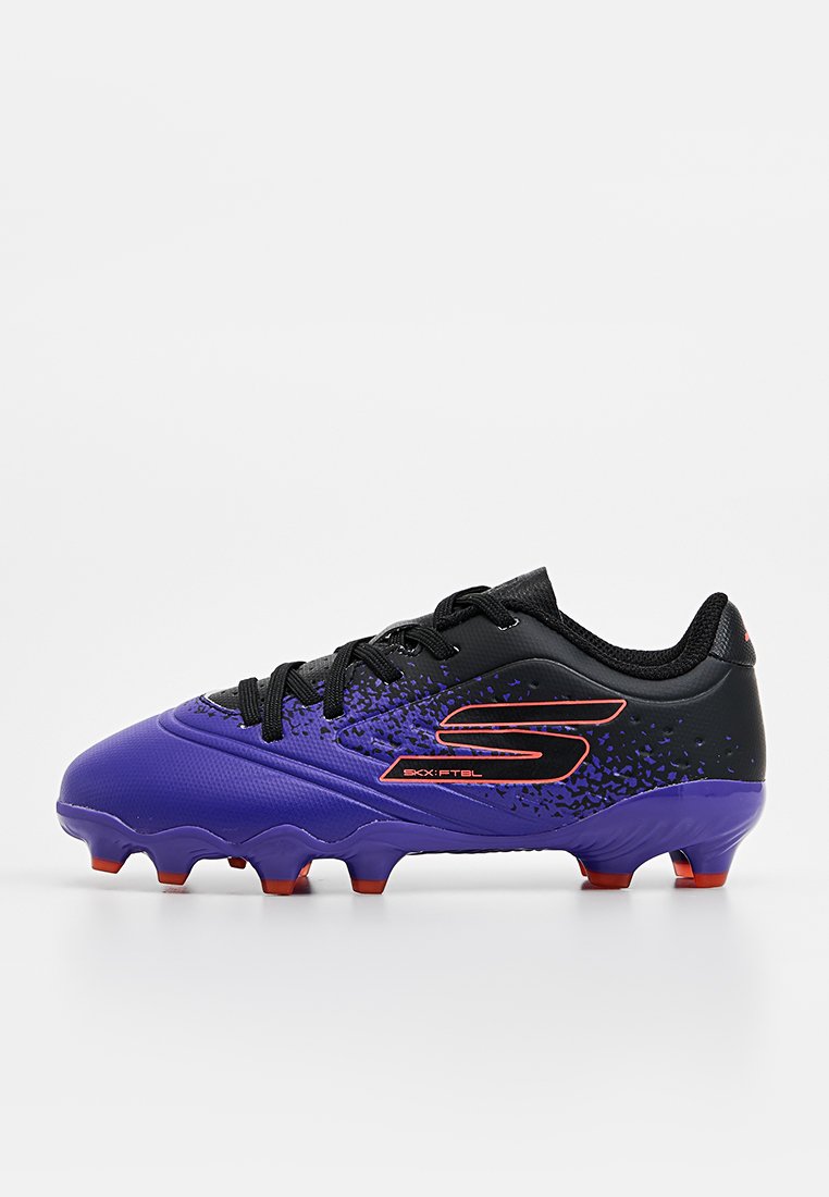 Schwarze und lila Fußballschuhe mit strukturierten Oberflächen, orangefarbenen Akzenten und einem tiefergelegten Design. Verfügt über geformte Stollen für bessere Traktion.