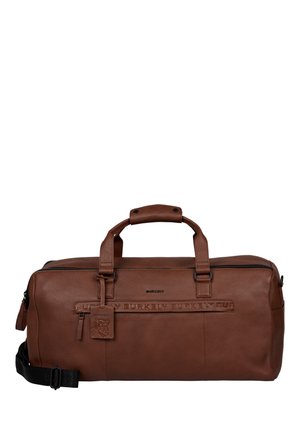 Bruine leren reistas met twee handvatten aan de bovenkant, een afneembare schouderriem, een ingebosst merklogo en een ritssluiting; gestructureerde afwerking.