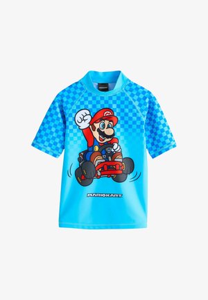 Camiseta azul de manga corta para niños, hecha de material sintético, con un gráfico de Mario Kart que muestra a Mario conduciendo un kart rojo.