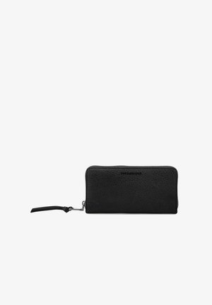 Portefeuille en cuir noir avec une surface texturée, fermeture éclair et une lanière de poignet. Présente un logo de marque embossé sur le devant.