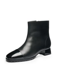 Zwarte enkelboots met een soepel leren bovenwerk en een glanzende laklederen neus. Blockhak met rubberen zool, ontworpen voor duurzaamheid en comfort.