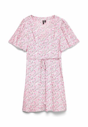 Robe rose à manches courtes avec petit motif floral, col rond et ceinture ajustable à la taille, présentée à plat sur fond blanc.