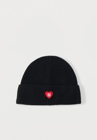 Gorro de punto negro con textura acanalada, con puño doblado y parche rojo en forma de corazón con el texto "HUGO".