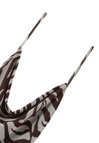 Tessuto a righe marroni e beige caratterizzato da forme astratte, con spalline sottili e un design drappeggiato. Texture liscia, materiale leggero.