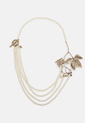 Meerdelige parelketting met een goudkleurig metalen ontwerp van takken en bladeren, voorzien van parelaccenten en een sluiting met een toggle.