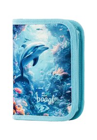 Blaues Stoffportemonnaie mit einem Druck von einem Delfin und einer Unterwasserszene, verziert mit Korallen- und Fischmotiven. Mit einem Reißverschluss geschlossen und abgerundeten Ecken.