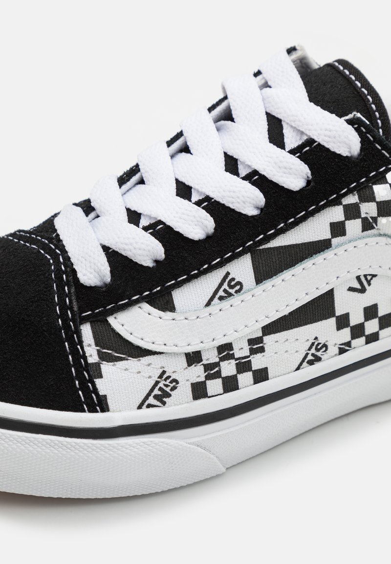 Czarno-biały sneaker z zamszowej cholewki, w deseń w kratkę, z białymi sznurówkami i gumową podeszwą z kontrastowym czarnym paskiem.