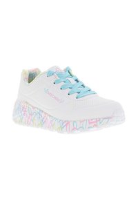 Scarpa da ginnastica bianca con lacci azzurri, caratterizzata da una tomaia bianca testurizzata e da una suola decorata con motivi astratti multicolori.