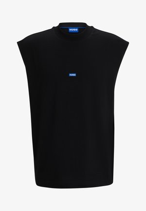 Top nero senza maniche con scollo rotondo, realizzato in tessuto morbido. Presenta un piccolo logo blu "HUGO" sul davanti. Design minimalista, vestibilità ampia.
