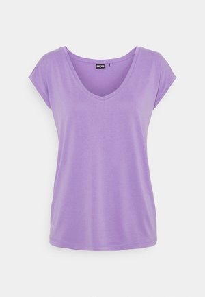 Liliowa koszulka z krótkim rękawem i dekoltem w serek, wykonana z miękkiego materiału, o luźnym kroju i z minimalnymi detalami szwów.