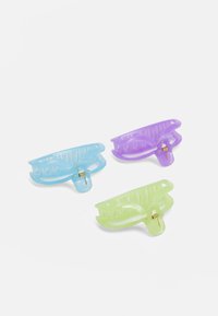 Conjunto de três ganchos de cabelo em azul, verde e roxo. Apresentam plástico translúcido, formato de borboleta e um fecho de mola metálico.