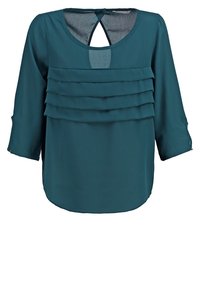 Blouse teal avec trois plis horizontaux à l'avant, encolure arrondie, manches trois quarts et une découpe en forme de clé au dos.