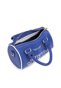 Plava sintetička kožna torba za sport s bijelim detaljima, zaobljenog oblika, s dvostrukim ručkama i zlatnim zatvaračem. Ispisano ime "MUNICH SPORT" istaknuto je.