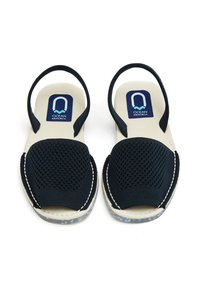 Sandalias slip-on de malla en color navy con tiras elásticas, suelas sintéticas y costuras en contraste. Presentan un logo en una plantilla beige.