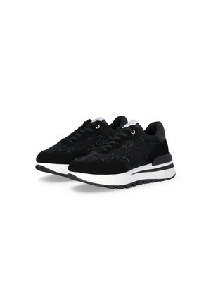 Baskets noires avec un dessus en daim texturé, des accents métalliques et une semelle intermédiaire blanche avec une épaisse semelle extérieure noire. Design à lacets.
