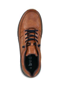 Braune Leder-Schnürschuhe mit abgerundetem Zehenbereich, marineblauen Schnürsenkeln, sichtbaren Nähten und gepolstertem schwarzem Innenfach. Logo "bugatti" ist innen aufgedruckt.