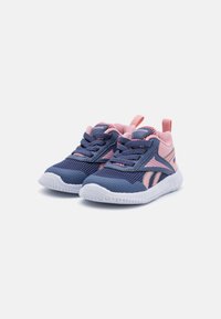 Zapatillas deportivas en azul y rosa con parte superior de malla, cierre de cordones y suela de goma blanca. Presenta acentos en rosa y una lengüeta en el talón.
