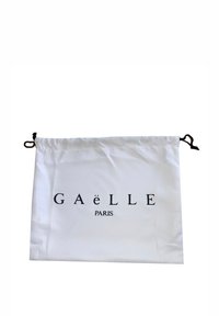 Sacca con coulisse in tessuto bianco caratterizzata da un bold testo nero "GAËLLE PARIS". Texture liscia con accenti neri a contrasto sul coulisse.