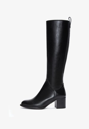 Bottes en cuir noir montantes avec une finition lisse, un embout carré et un talon bloc robuste. Dotées d'une fermeture éclair à l'arrière pour un enfilage facile.