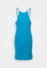 Vestido sin mangas de color azul cielo, hecho de una tela suave. Diseño ajustado y estrecho con finas tirantes de espagueti y aberturas laterales para mayor facilidad de movimiento.