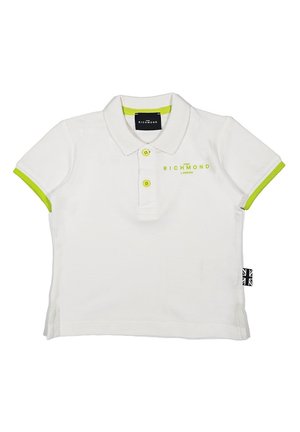 Polo bianco con accenti verdi sul colletto e sulle maniche. Presenta una chiusura con due bottoni e un logo stampato sul petto.