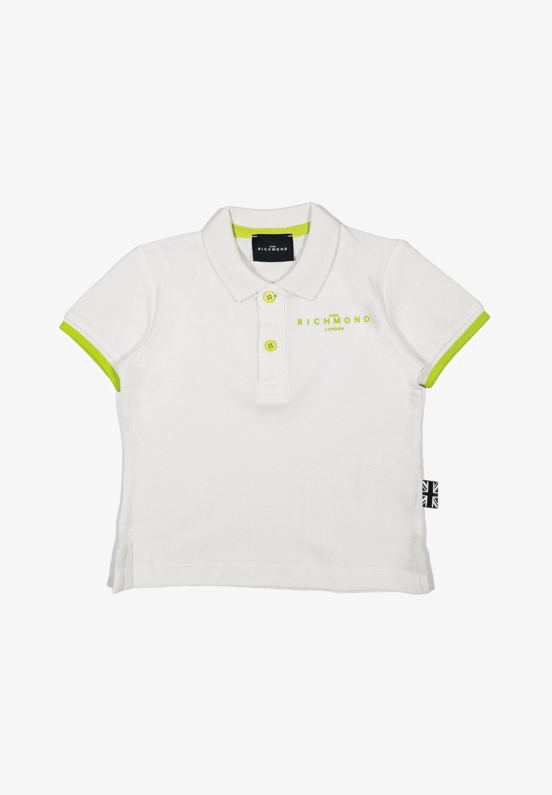 Polo bianco con accenti verdi sul colletto e sulle maniche. Presenta una chiusura con due bottoni e un logo stampato sul petto.