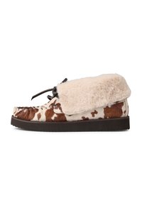 Chaussons en cuir de vachette brun et crème avec un doux revers en fausse fourrure, fermeture à lacets et semelle texturée pour l'adhérence.