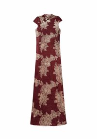 Vestido maxi en burdeos con un patrón texturizado en dorado y beige. Presenta un escote alto y mangas cortas tipo cap sleeve, con una silueta ajustada.