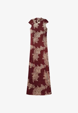 Vestido maxi en burdeos con un patrón texturizado en dorado y beige. Presenta un escote alto y mangas cortas tipo cap sleeve, con una silueta ajustada.