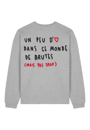Grijze sweatshirt met een ronde halslijn en lange mouwen. Voorkanttekst in zwart en rood leest: "Un peu d'amour dans ce monde de brutes."
