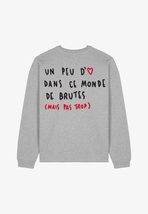 Sudadera gris con cuello redondo y mangas largas. El texto frontal en negro y rojo dice: "Un peu d'amour dans ce monde de brutes."