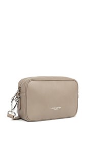 Borsa a tracolla rettangolare beige in pelle liscia, con chiusura a zip e accessori in argento. Marchio visibile sul fronte.