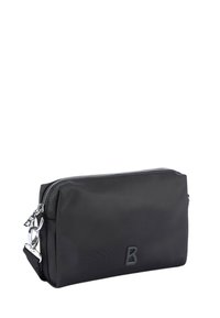 Borsa cosmetica in tessuto nero con texture liscia, chiusura con zip e logo in rilievo sulla parte anteriore. Presenta una tracolla removibile e accessori in metallo argentato.