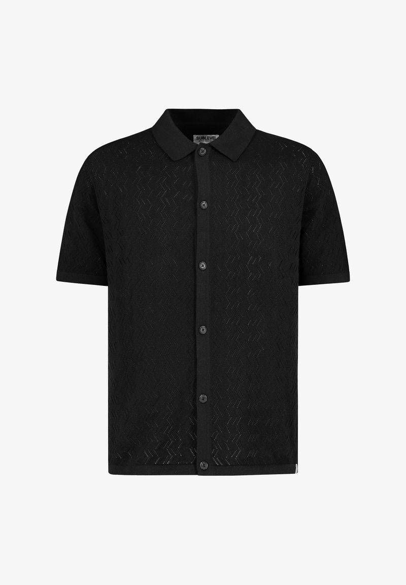 Schwarzes Polohemd mit kurzen Ärmeln, das ein strukturiertes Zickzackmuster aufweist, eine Knopfleiste hat und über ein klassisches Kragen-Design verfügt. Weiches, atmungsaktives Material.