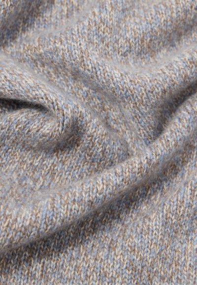 Tessuto a maglia morbido, in primo piano, con filati beige e blu chiaro, che mostrano una fine trama e delicati pieghe.