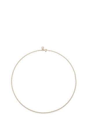 Collar delicado de cadena de bolas de oro con cierre de muelle y pequeña placa rectangular sobre fondo blanco.