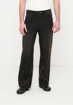 RIGID ABSTRACT PATCH - Ravne kavbojke - brown wash