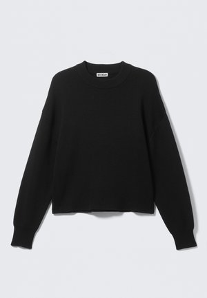 Sort strikket sweater med rund halsudskæring, sænkede skuldersømme samt ribbede manchetter og kant. Enkel og ensfarvet design uden mønstre.