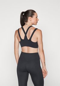 Nike Performance INDY FREESTYLE BRA - Neliela atbalsta sporta krūšturis - black/white
