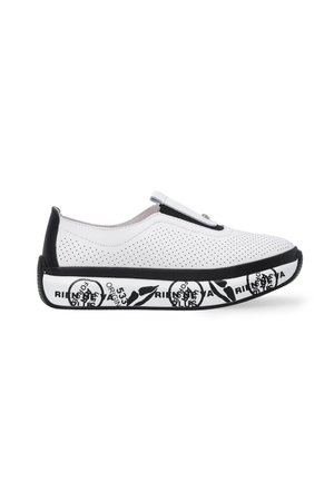 Bílé perforované slip-on boty s černou gumovou podrážkou, které mají potisk. Svršek má hladký povrch a jemný detail v podobě pásku.