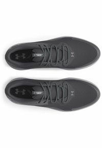 Zapatillas deportivas grises con parte superior sintética texturizada, cordones planos y cuello acolchado. Presentan un logo en el lateral y una suela con patrón.
