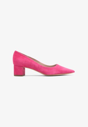 Escarpins en daim rose avec un bout pointu et un talon bloc. La chaussure présente une texture lisse et un design minimaliste.