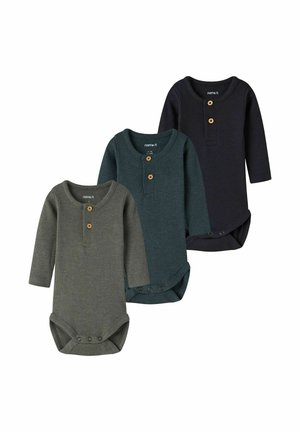 Trois bodies bébé à manches longues côtelés en gris, bleu sarcelle et noir, chacun avec deux boutons en bois sur la poitrine et des fermetures pression au bas.