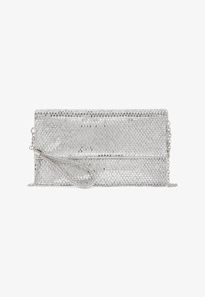 Clutch de malla plateada con una correa para la muñeca y cadena, que presenta una solapa plegable y un acabado metálico brillante.