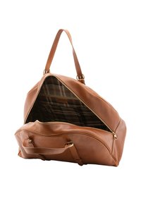 Borsa da viaggio in pelle marrone con una grande apertura, dotata di un interno in tessuto scozzese, due manici e una chiusura con zip.