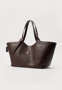Borsa a spalla in pelle marrone con due manici, un pulsante a scatto dorato visibile e cuciture discrete. Presenta una forma spaziosa e strutturata.